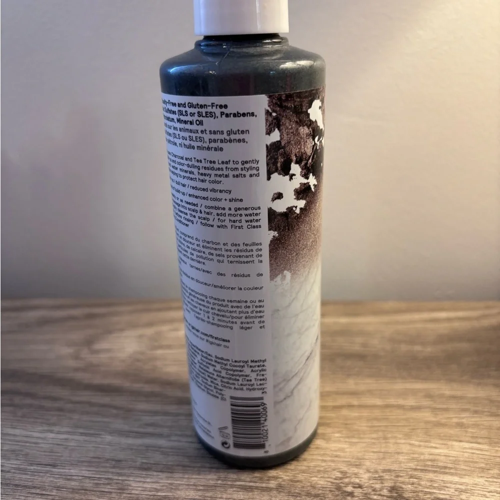 IGK First Class Detoxifying Charcoal Shampoo - Picture 4 of 5